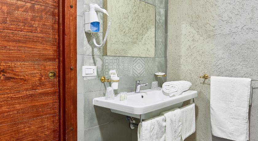 Image of Superior Suite with Hot Tub 6