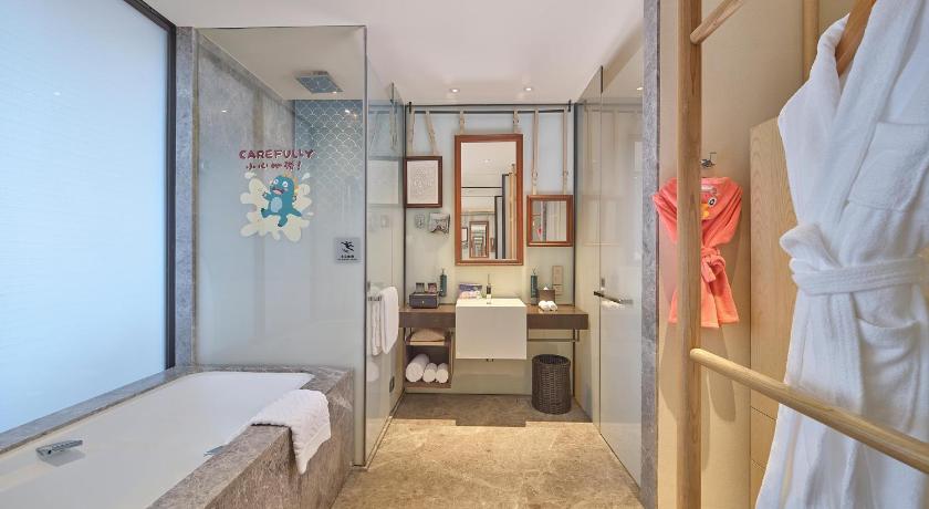 صورة king kids room oceanvw w/balcony 8