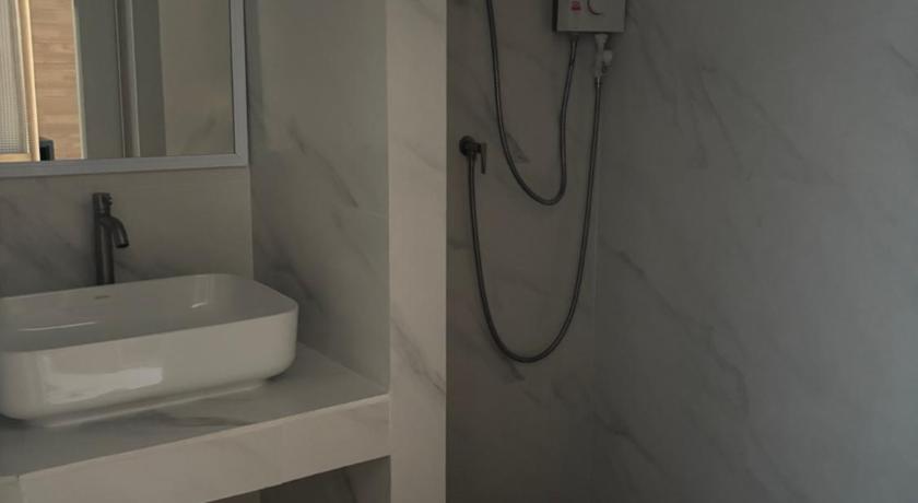 Image of Deluxe King Room 13