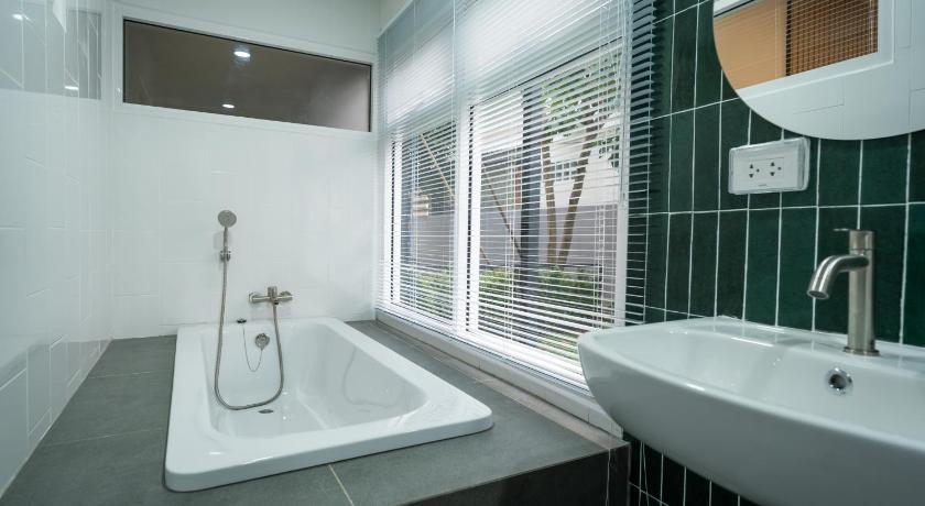 Image of King Suite with Balcony 2
