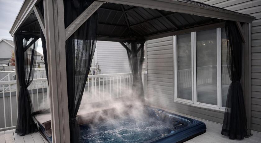 Luxury Getaway Hot Tub Pool Table Central AC