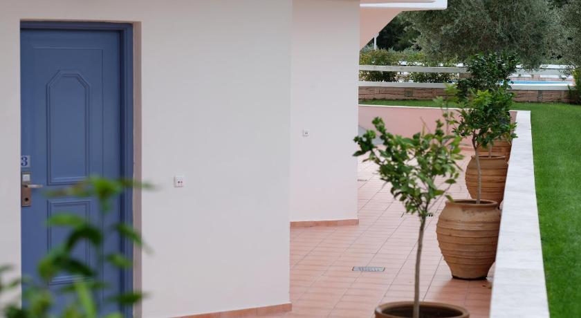 Image of Economy Triple Room 9