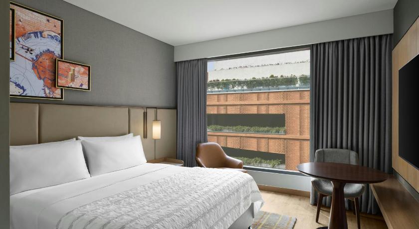 Deluxe Guest Room, 1 King, Courtyard View