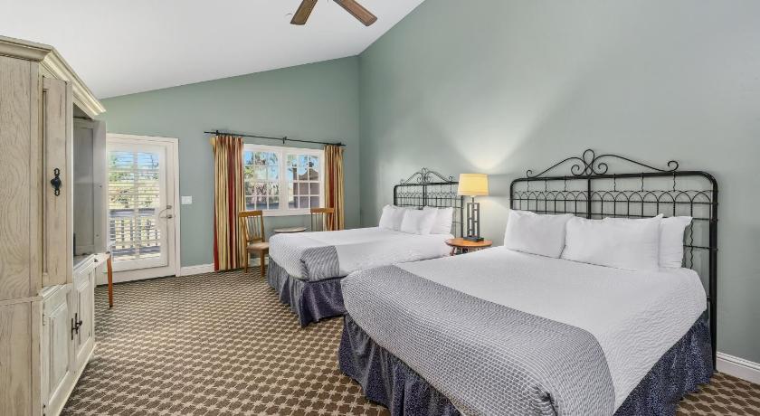 Image of Deluxe Queen Room with Two Queen Beds 4