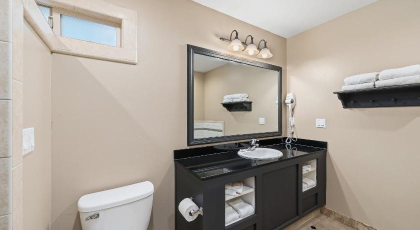 Image of Deluxe Queen Room with Two Queen Beds 2