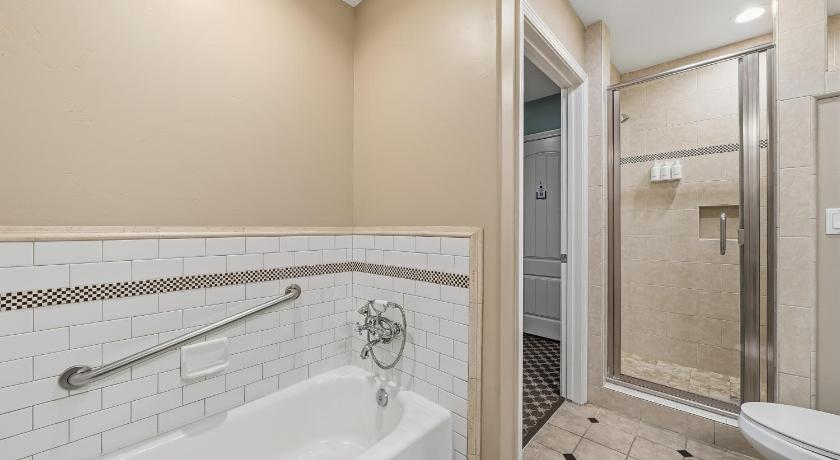Image of Deluxe Queen Room with Two Queen Beds 8