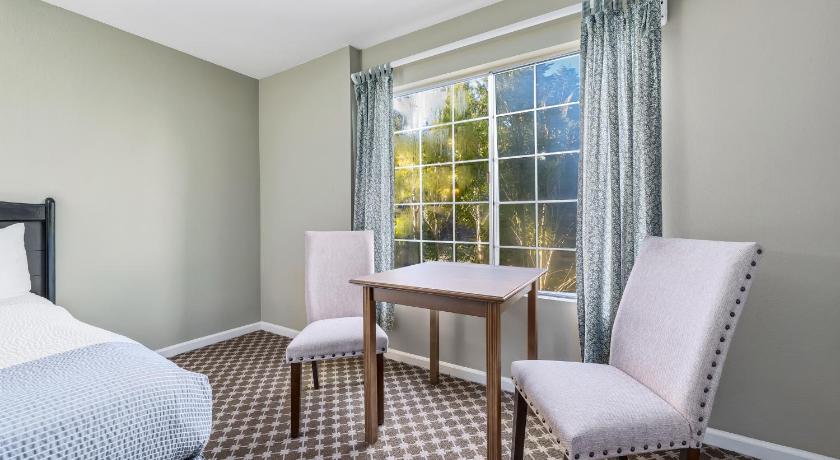 Image of Queen Room with Two Queen Beds 11
