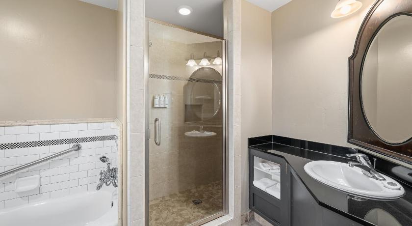 Image of Deluxe King Suite 2