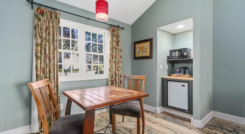 Image of Deluxe King Suite 10