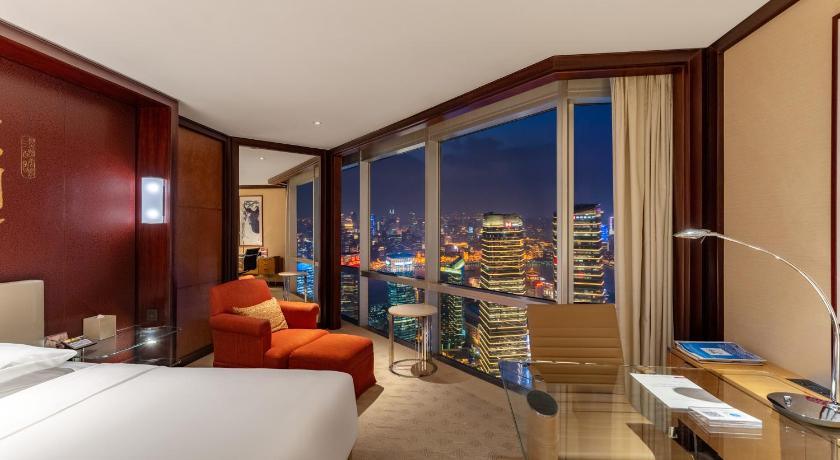 Image of 1 Queen Bed River View With Club Access 0