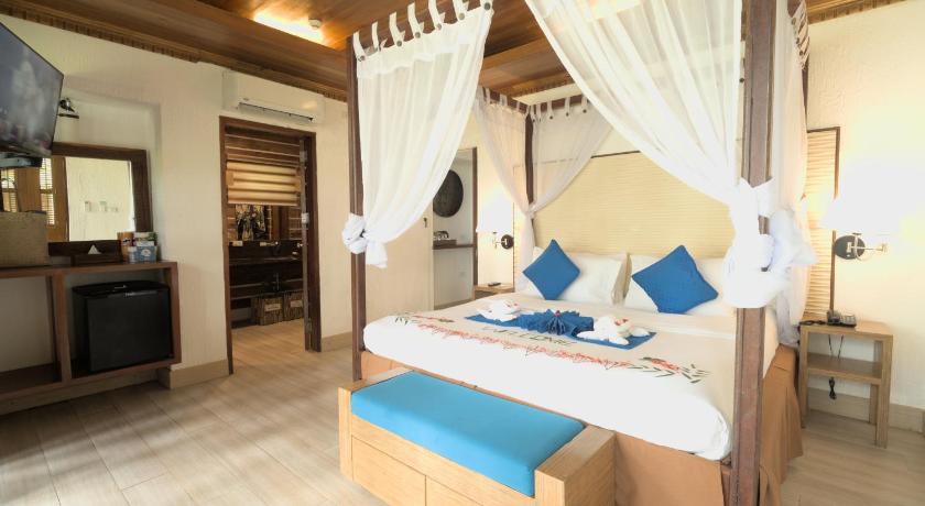 Image of Three-Bedroom Suite - Beachfront View with Balcony 6