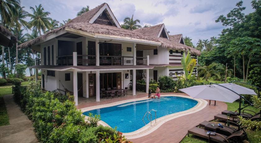 Image of Three-Bedroom Suite - Beachfront View with Balcony 7