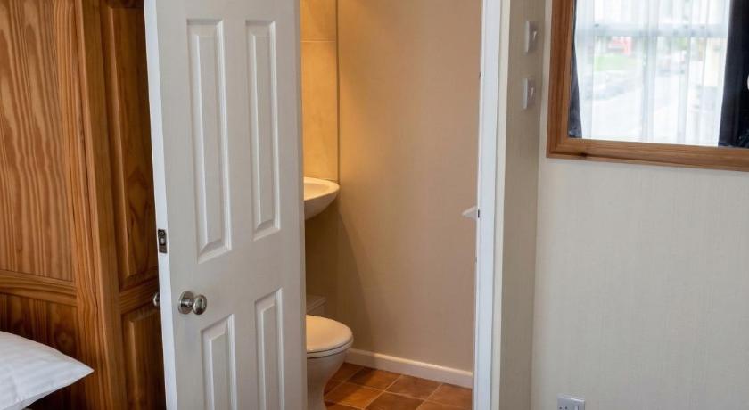 Image of Single Room with Private Bathroom 3