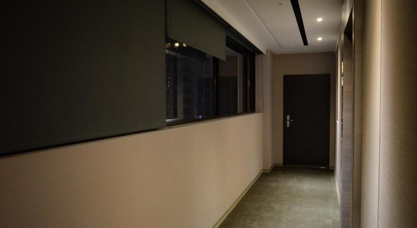 Image of Cozy Twin Room with Corridor-Facing Window 7