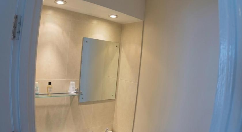 Image of Single Room with Private Bathroom 4