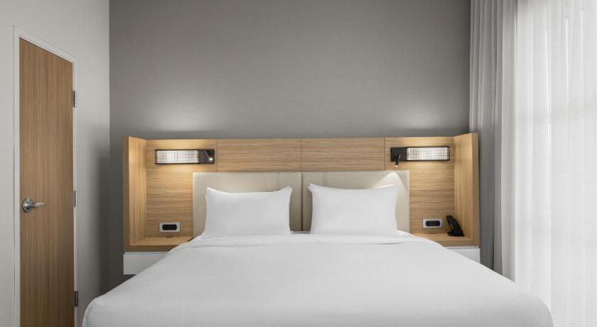 Image of 1 Bedroom Suite, 1 King, Sofa bed 6