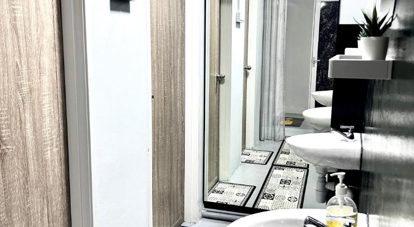Image of Family Suite - 3 Bedroom 2
