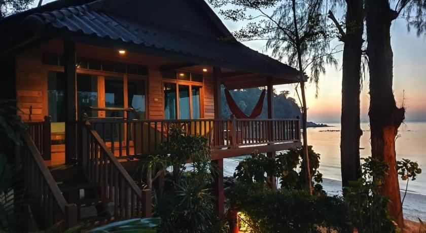 Salad Hut Resort - image 6