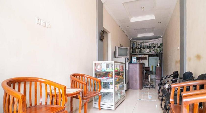 RedDoorz near Universitas Merdeka Malang 2 – Malang, ID