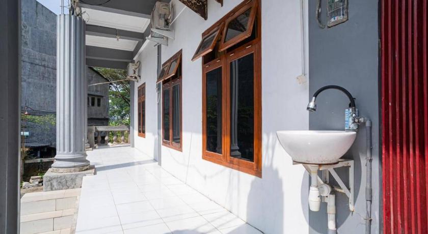 RedDoorz near Universitas Merdeka Malang 2 – Malang, ID