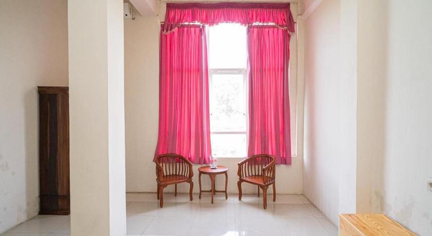 RedDoorz near Universitas Merdeka Malang 2 – Malang, ID