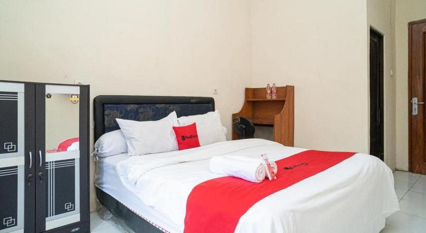 RedDoorz near Universitas Merdeka Malang 2 – Malang, ID