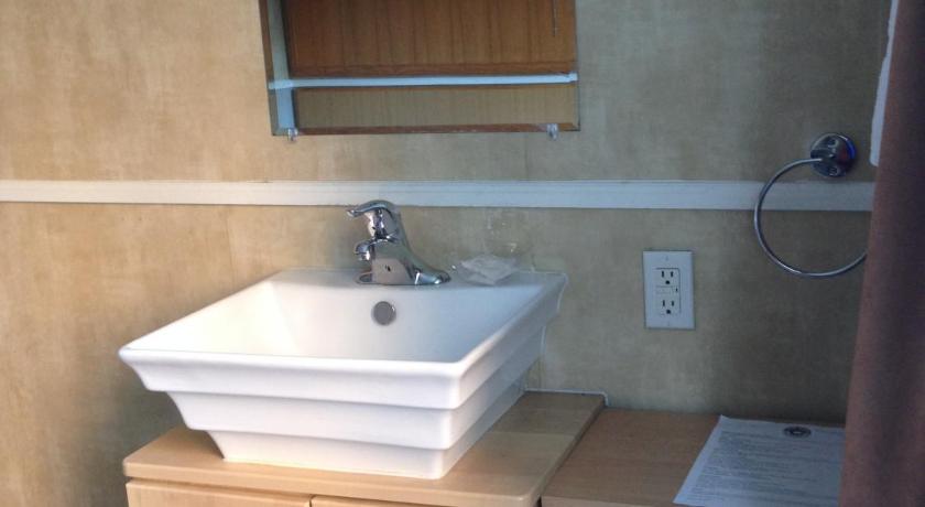 รูปของBasic Room with Double Bed and Shared Bathroom 5