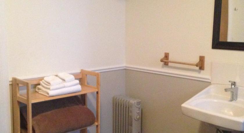 รูปของBasic Room with Double Bed and Shared Bathroom 4