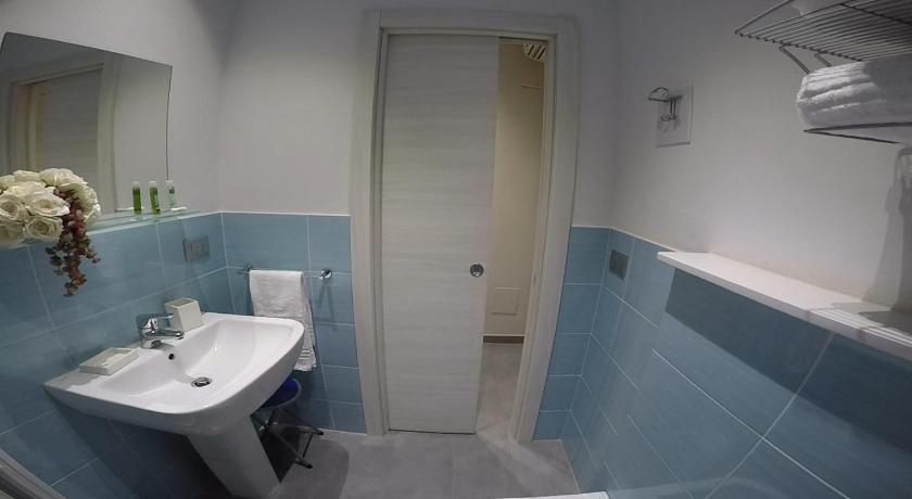 a bathroom with a sink, toilet and bathtub, Hotel Sant'Anna in Turin