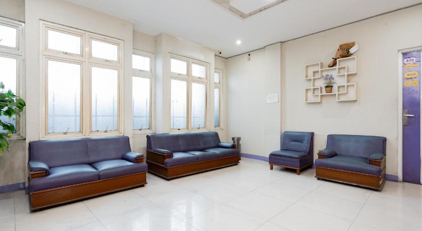 RedDoorz Plus near Stasiun Bekasi - image 17