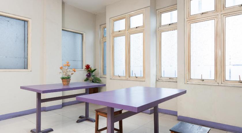 RedDoorz Plus near Stasiun Bekasi - image 21