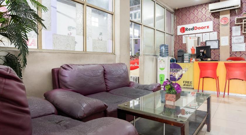 RedDoorz Plus near Stasiun Bekasi - image 14