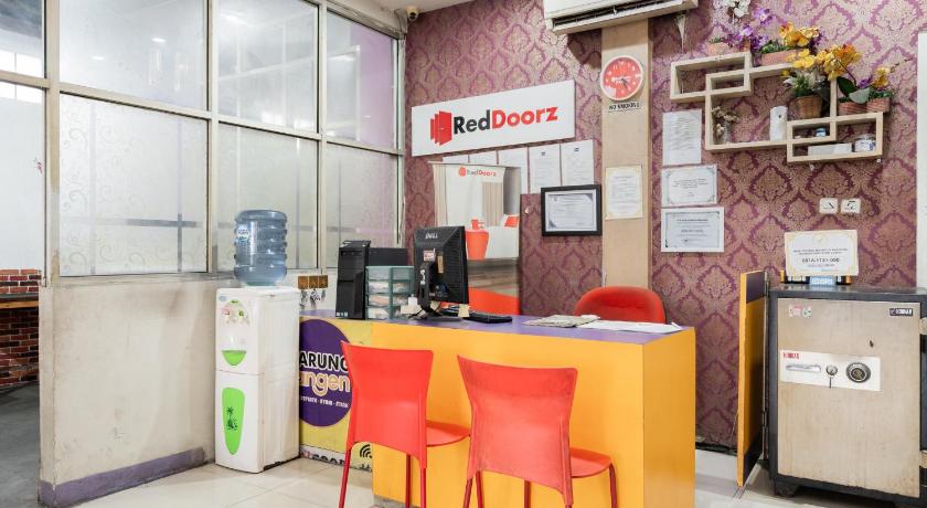 RedDoorz Plus near Stasiun Bekasi - image 15