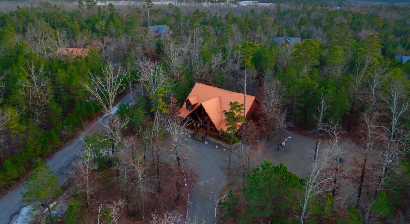 Wide Glide Lodge - In-home Movie Room, Hot Tub and Large 1-acre property with Playset