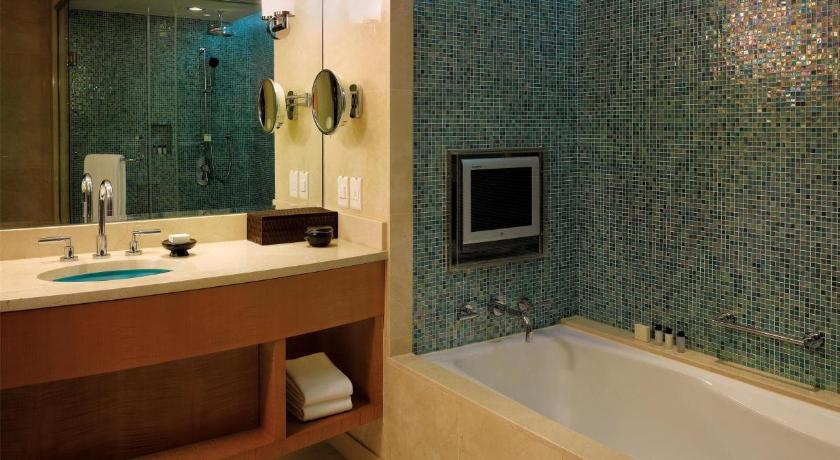 Grand Suite, 1 King Bed, Airport Viewの画像 3