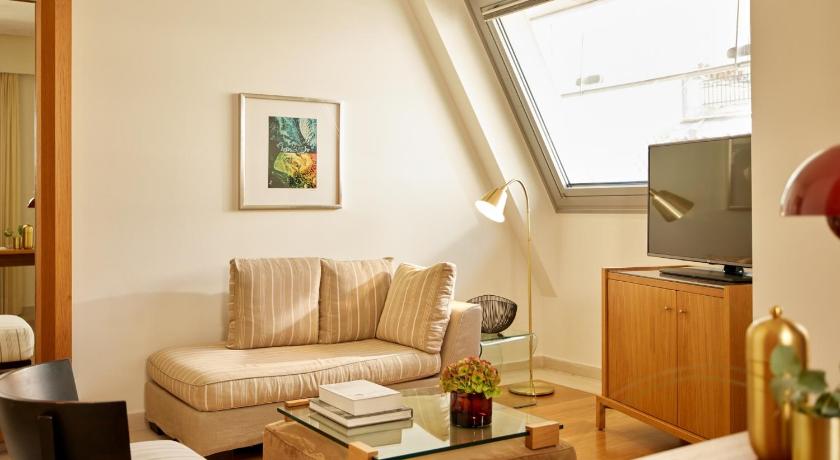 Image of Deluxe Superior Room with City View 0