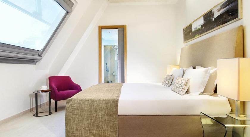 Image of Senior Suite with Front Sea View 5