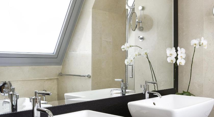 Image of Senior Suite with Front Sea View 10