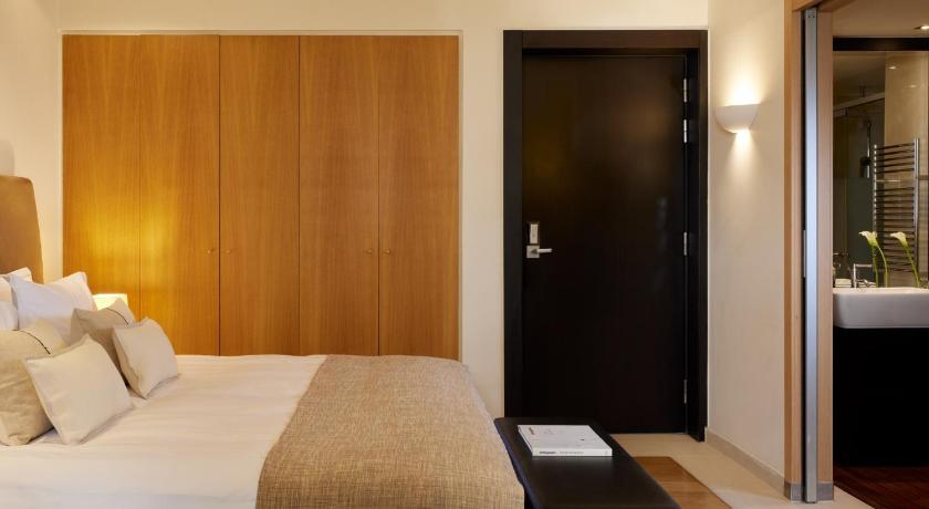 Image of Comfort Room with Atrium View 5