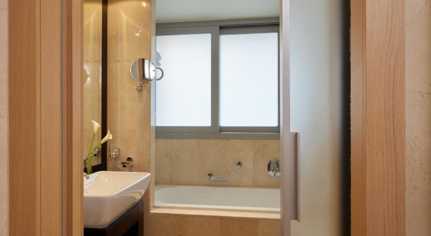 Image of Junior Suite with Side Sea View 11