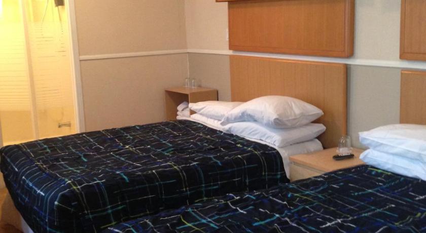 รูปของห้องเตียงใหญ่ 2 เตียง (Double Room with Two Double Beds with Private Bathroom) 2