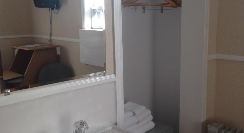 รูปของห้องเบสิกเตียงคู่/เตียงแฝดพร้อมห้องน้ำรวม (Basic Double or Twin Room with Shared Bathroom) 13