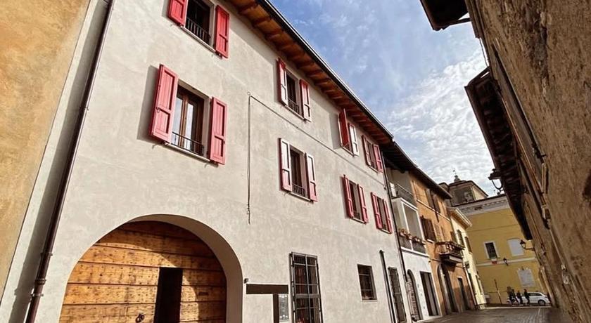 La Volpe Rossa Rooms and Apartments