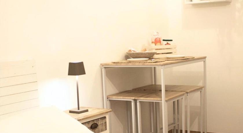 La Petite Room