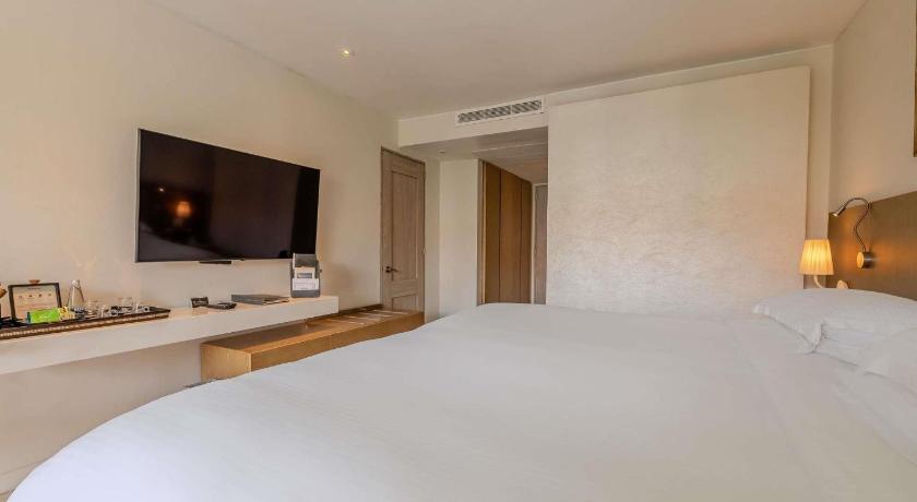 รูปของSuperior King Room with Balcony and Pool View 12
