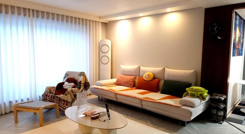 Pine-tree Stay, KTX station nearby, 3 rooms, 2 bathrooms, Hotel style bed 4, Rooftop barbecue, Kids