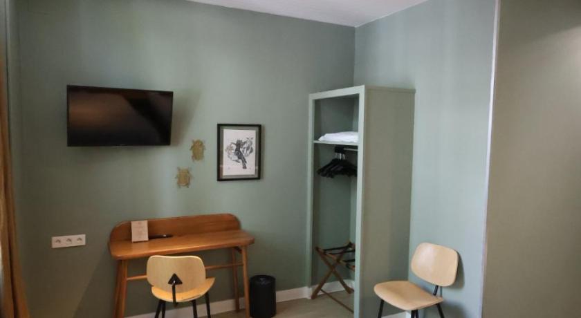 Image of Family Room 16