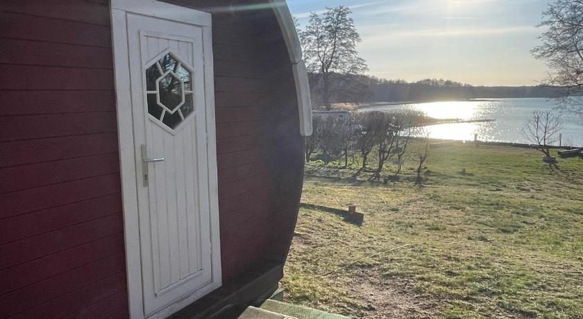 Schlaffass "Rudolph" am Stolpsee, an der Mecklenburger Seenplatte
