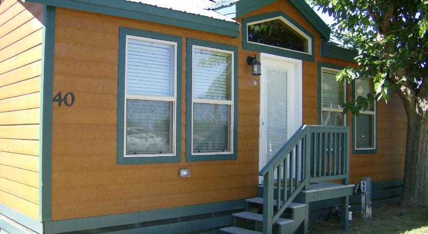 Lake Minden Camping Resort Cottage 2 — Hotel in Nicolaus