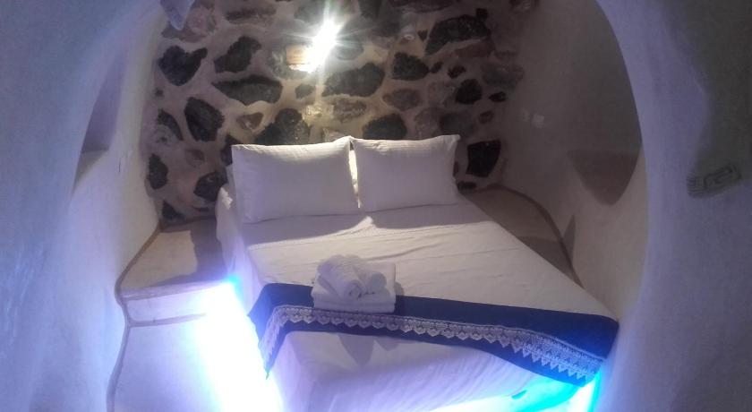 Αura Cave photo